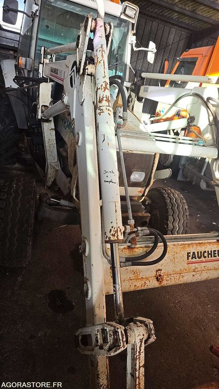 Tracteur RENAULT T3551PB - 2004 - BX217RL - Cabeza tractora: foto 4 Tracteur RENAULT T3551PB - 2004 - BX217RL - Cabeza tractora: foto 4