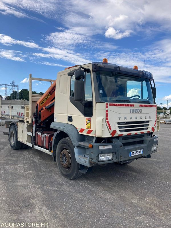 CAMION BENNE 4x2 IVECO TRAKKER 190T44 + GRUE PK15500 - Année 2006 - 391 000 km - Camión: foto 1 CAMION BENNE 4x2 IVECO TRAKKER 190T44 + GRUE PK15500 - Année 2006 - 391 000 km - Camión: foto 1