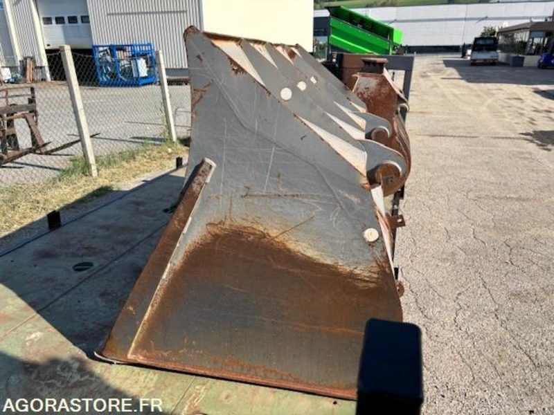 GODET DE CHARGEUR 2800 LITRES EN ATTACHE TYPE VOLVO - Cazo cargador: foto 3 GODET DE CHARGEUR 2800 LITRES EN ATTACHE TYPE VOLVO - Cazo cargador: foto 3