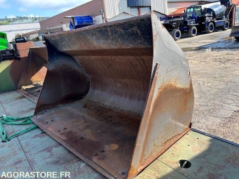 GODET DE CHARGEUR 2800 LITRES EN ATTACHE TYPE VOLVO - Cazo cargador: foto 1 GODET DE CHARGEUR 2800 LITRES EN ATTACHE TYPE VOLVO - Cazo cargador: foto 1