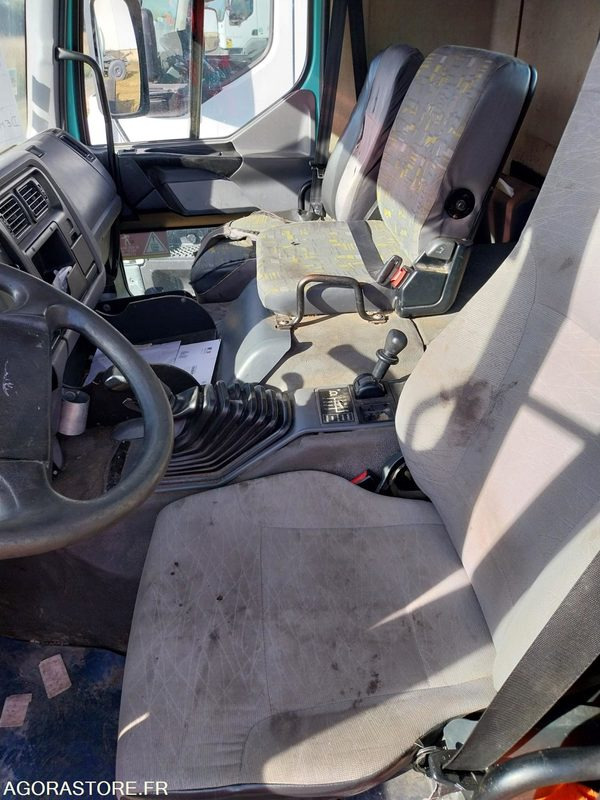 RENAULT PREMIUM 300-19 / 2001 / 816 010 km - Camión chasis: foto 5 RENAULT PREMIUM 300-19 / 2001 / 816 010 km - Camión chasis: foto 5