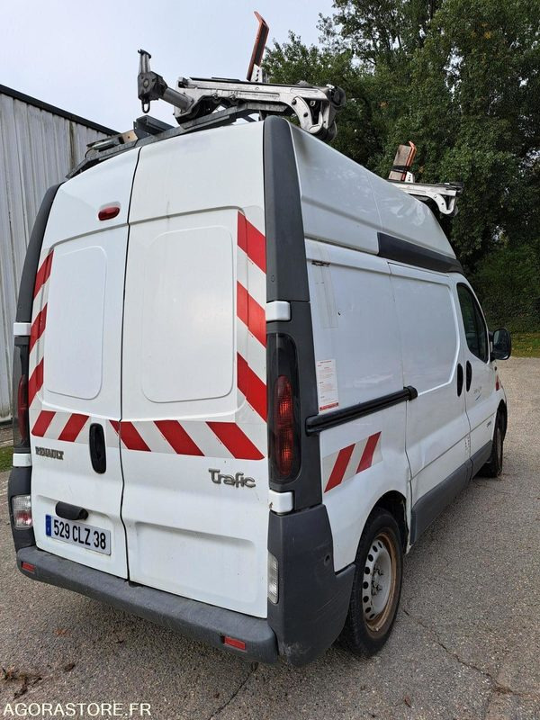 Renault Trafic - 2005 - 79515kms - 529 CLZ 38 - Furgón: foto 2 Renault Trafic - 2005 - 79515kms - 529 CLZ 38 - Furgón: foto 2