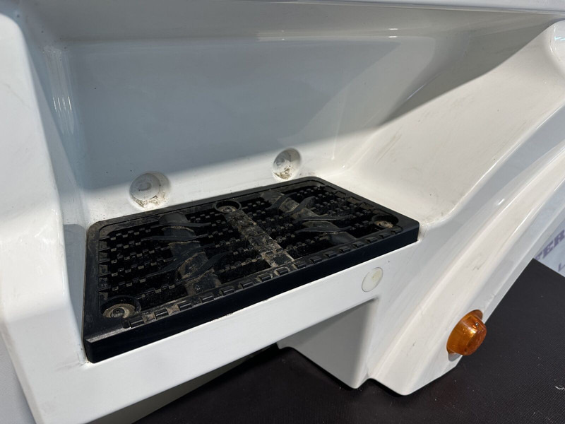 MAN foot step, left side - Parachoques para Camión: foto 4 MAN foot step, left side - Parachoques para Camión: foto 4