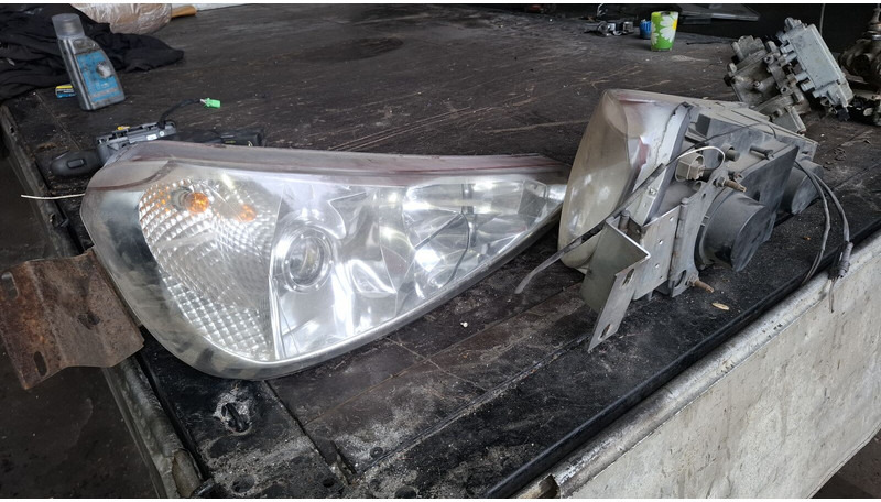 Scania Иризар Volvo. Ман. Мерседес - Faro delantero: foto 1 Scania Иризар Volvo. Ман. Мерседес - Faro delantero: foto 1