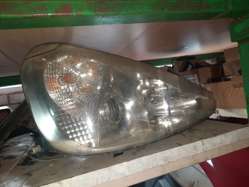 Scania Иризар Volvo. Ман. Мерседес - Faro delantero: foto 4 Scania Иризар Volvo. Ман. Мерседес - Faro delantero: foto 4