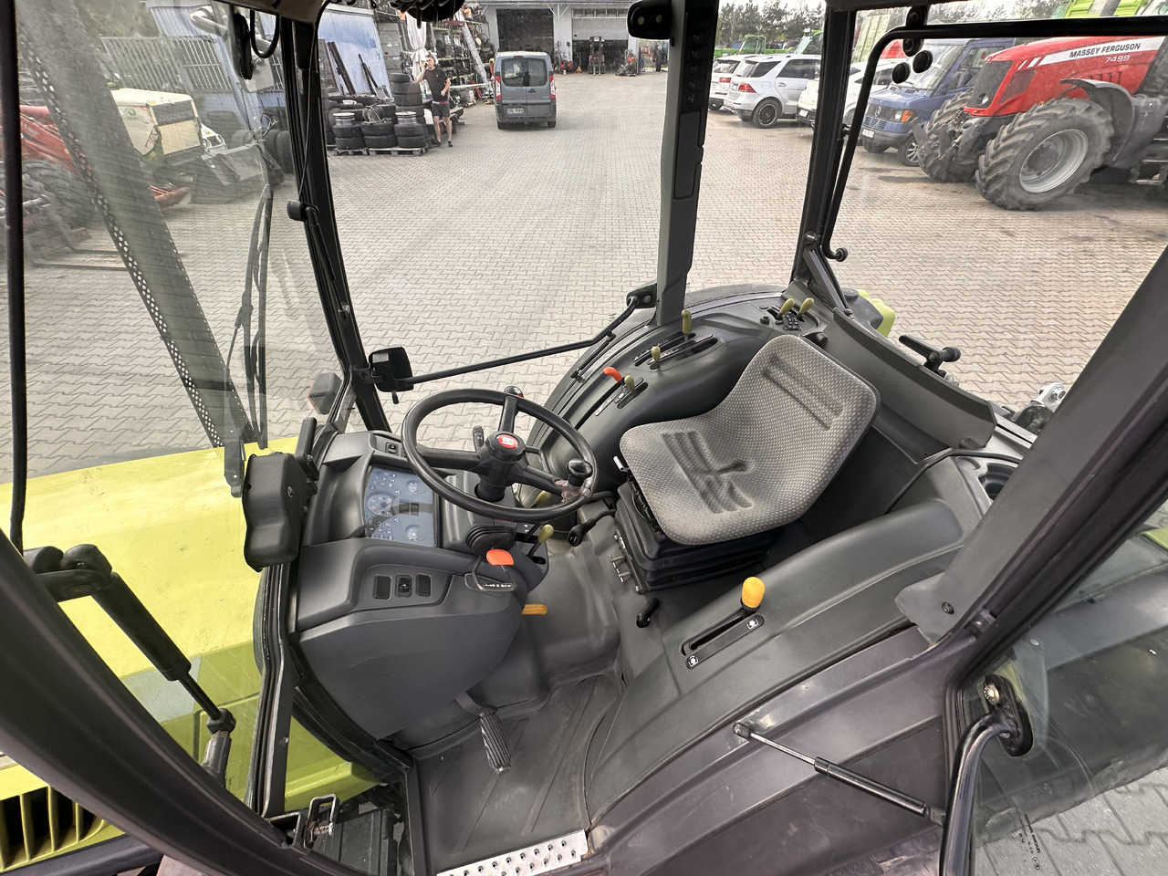 Tractor CLAAS NECTIS 257F: foto 10