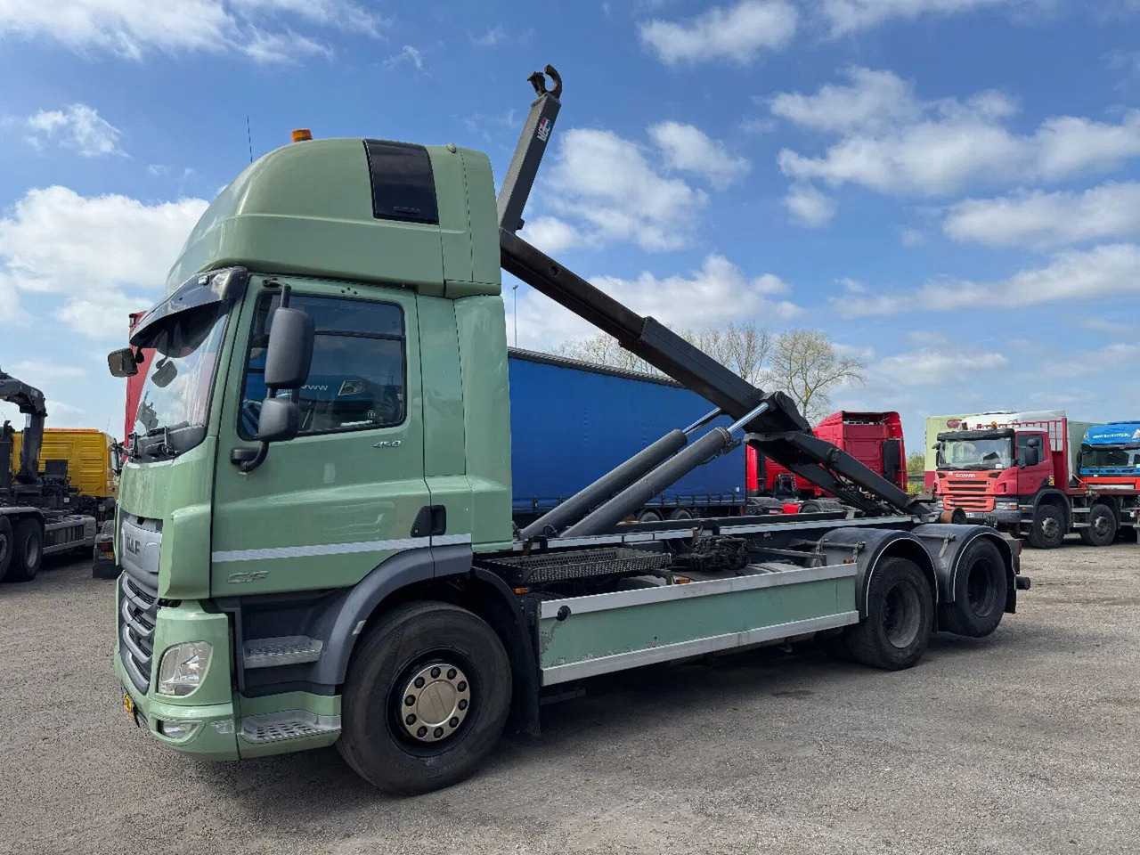 DAF CF 450 6X2 EURO 6 VDL 21T HOOK LIFTING AXLE - Camión multibasculante: foto 1 DAF CF 450 6X2 EURO 6 VDL 21T HOOK LIFTING AXLE - Camión multibasculante: foto 1