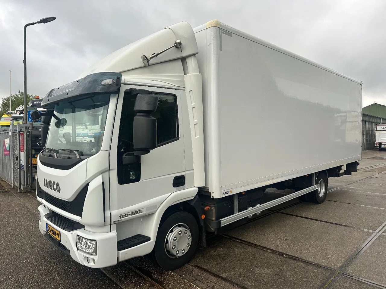 Iveco ML 120 -220 L, DHOLLANDIA LIFT, BOX 726X250X240 - Camión caja cerrada: foto 1 Iveco ML 120 -220 L, DHOLLANDIA LIFT, BOX 726X250X240 - Camión caja cerrada: foto 1