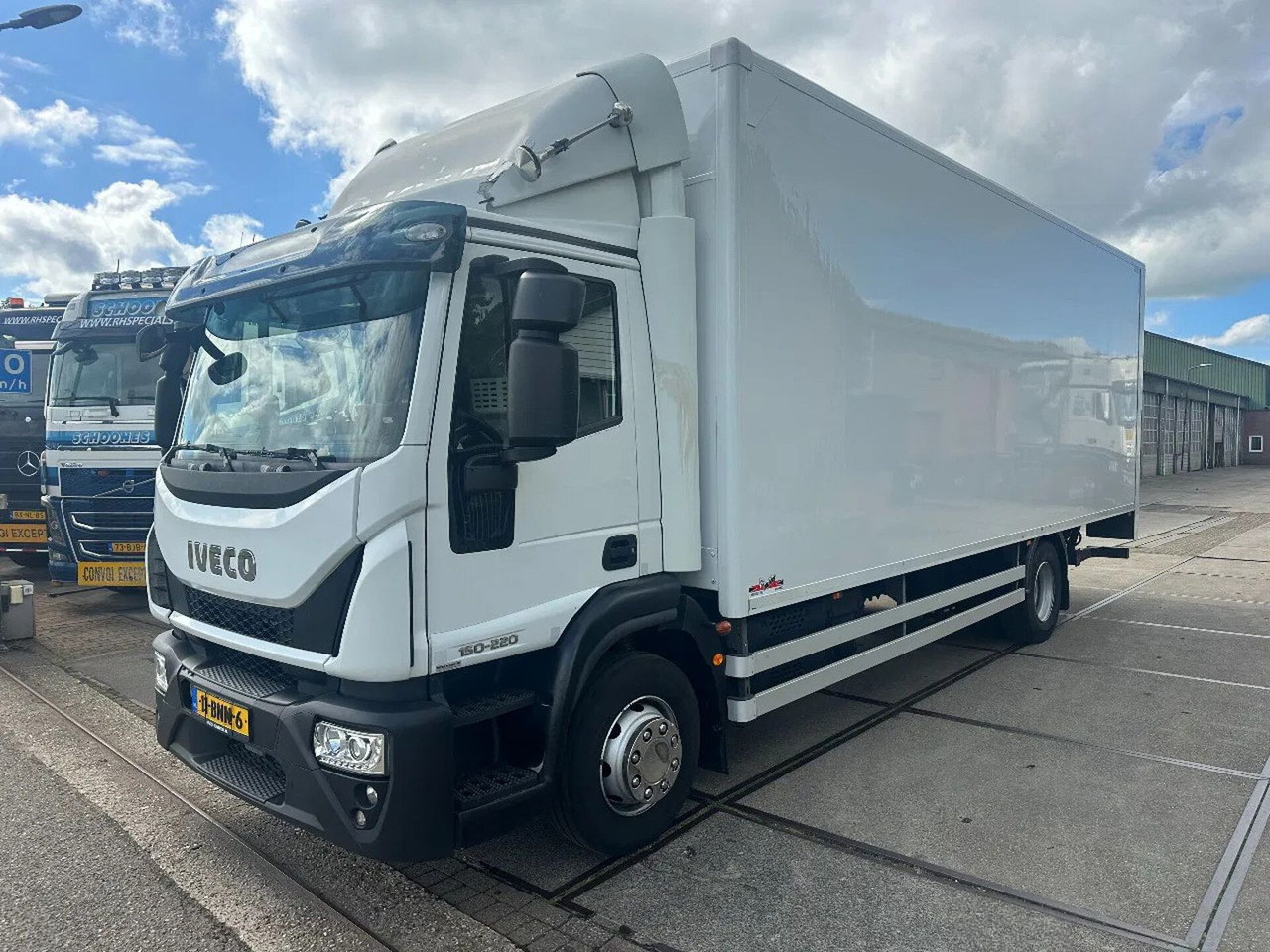 Iveco ML 150 -220, DHOLLANDIA LIFT, BOX 760X250X250 CM - Camión caja cerrada: foto 1 Iveco ML 150 -220, DHOLLANDIA LIFT, BOX 760X250X250 CM - Camión caja cerrada: foto 1