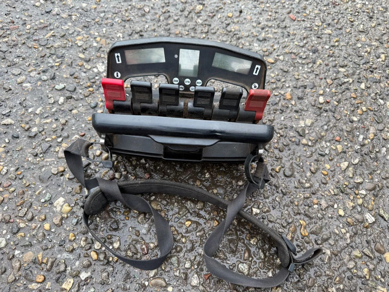 Scania R500 V8 8X4 + HIAB 220-5 + REMOTE + CABLELIFT - FULL STEEL SUSP. MANUAL GEAR. BIG AXLES - Camión con equipo de cable, Camión grúa: foto 3 Scania R500 V8 8X4 + HIAB 220-5 + REMOTE + CABLELIFT - FULL STEEL SUSP. MANUAL GEAR. BIG AXLES - Camión con equipo de cable, Camión grúa: foto 3