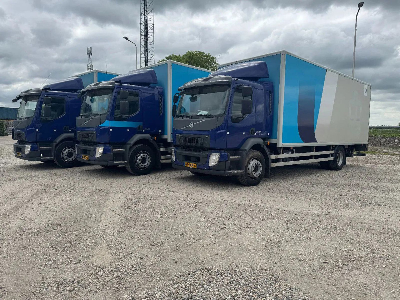 Volvo FL 250 4X2 3 UNITS CARGO LOCK + DHOLLANDIA LIFT - Camión caja cerrada: foto 1 Volvo FL 250 4X2 3 UNITS CARGO LOCK + DHOLLANDIA LIFT - Camión caja cerrada: foto 1