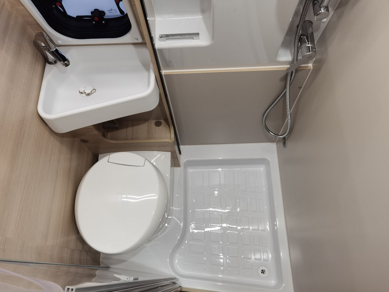 Leasing de  Chausson V697 SPORT LINE /-2025- / 140PS-8G /ARCTIC-PAKET Chausson V697 SPORT LINE /-2025- / 140PS-8G /ARCTIC-PAKET: foto 17