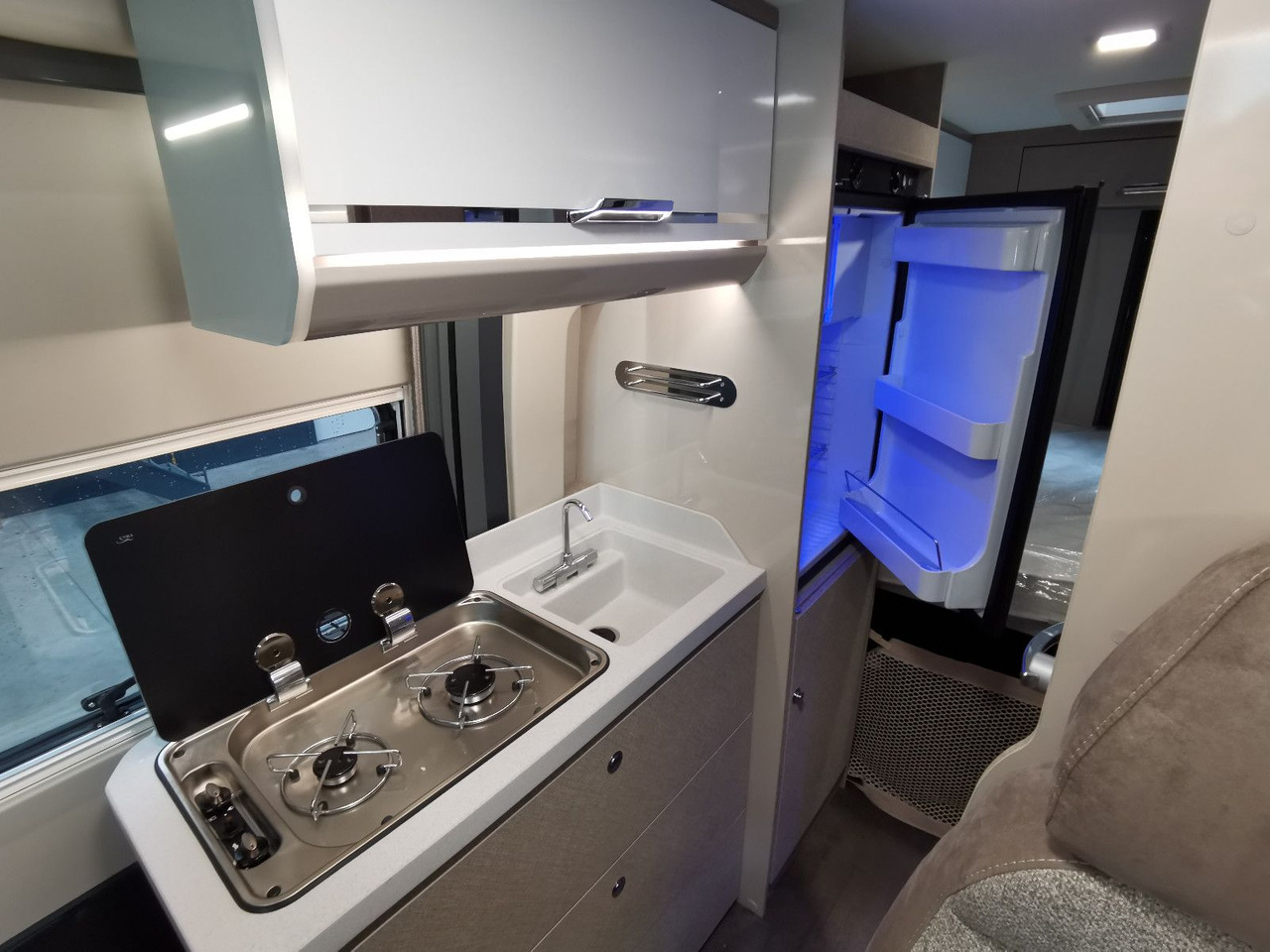 Cámper Karmann DAVIS 590 LIFESTYLE / 140PS / SKY-ROOF & ALU: foto 15 Cámper Karmann DAVIS 590 LIFESTYLE / 140PS / SKY-ROOF & ALU: foto 15