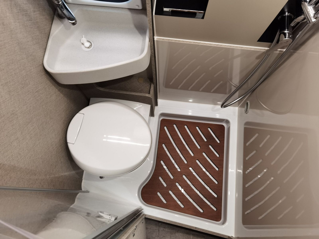 Cámper Karmann DAVIS 590 LIFESTYLE / 140PS / SKY-ROOF & ALU: foto 19 Cámper Karmann DAVIS 590 LIFESTYLE / 140PS / SKY-ROOF & ALU: foto 19