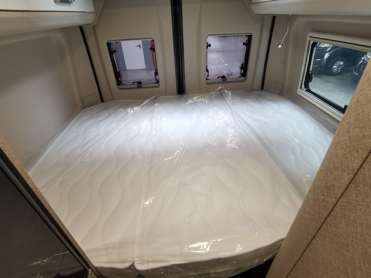 Cámper Karmann DAVIS 590 LIFESTYLE / 140PS / SKY-ROOF & ALU: foto 16 Cámper Karmann DAVIS 590 LIFESTYLE / 140PS / SKY-ROOF & ALU: foto 16