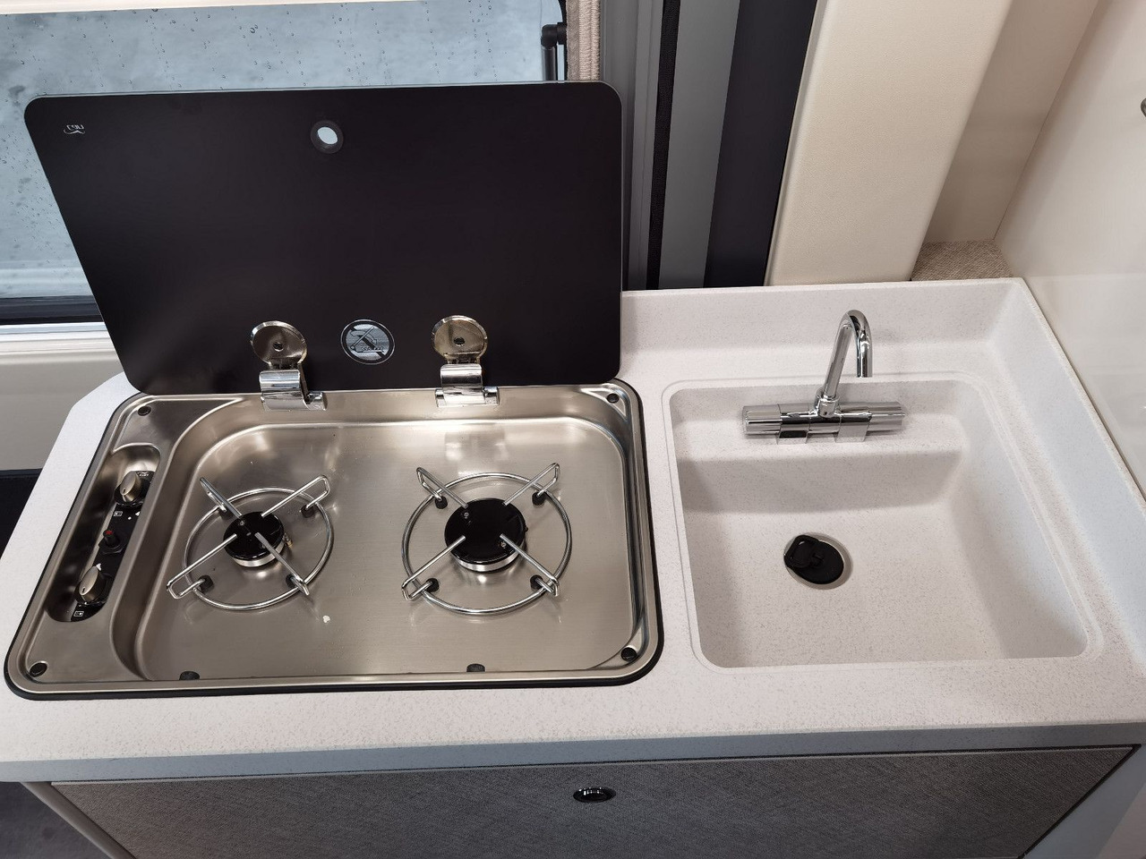 Cámper Karmann DAVIS 590 LIFESTYLE / 140PS / SKY-ROOF & ALU: foto 14 Cámper Karmann DAVIS 590 LIFESTYLE / 140PS / SKY-ROOF & ALU: foto 14