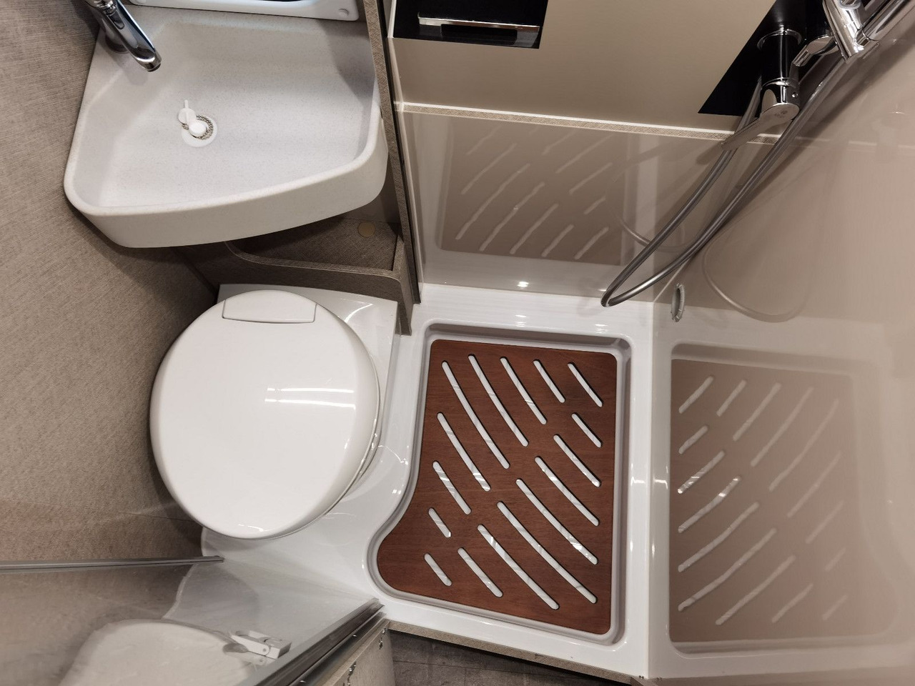 Cámper Karmann DAVIS 590 LIFESTYLE / 140PS / SKY-ROOF & ALU: foto 17 Cámper Karmann DAVIS 590 LIFESTYLE / 140PS / SKY-ROOF & ALU: foto 17