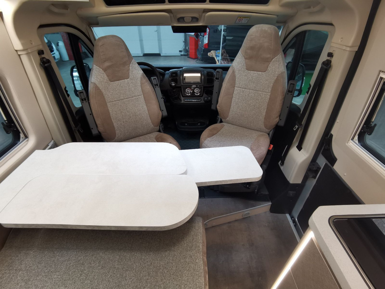 Cámper Karmann DAVIS 590 LIFESTYLE / 140PS / SKY-ROOF & ALU: foto 11 Cámper Karmann DAVIS 590 LIFESTYLE / 140PS / SKY-ROOF & ALU: foto 11