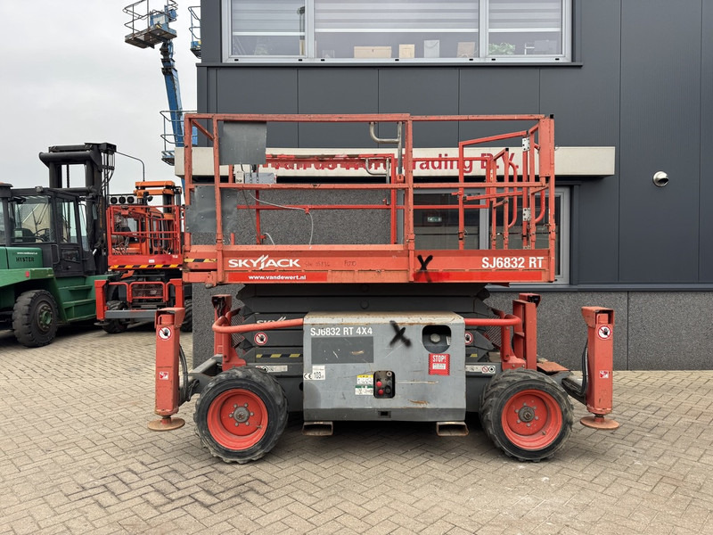 Skyjack SJ 6832RT Schaarhoogwerker / Scissor / Arbeitsbuhne 2015 4X4 Kubota Diesel 12M Werkhoogte - Plataforma de tijeras: foto 1 Skyjack SJ 6832RT Schaarhoogwerker / Scissor / Arbeitsbuhne 2015 4X4 Kubota Diesel 12M Werkhoogte - Plataforma de tijeras: foto 1