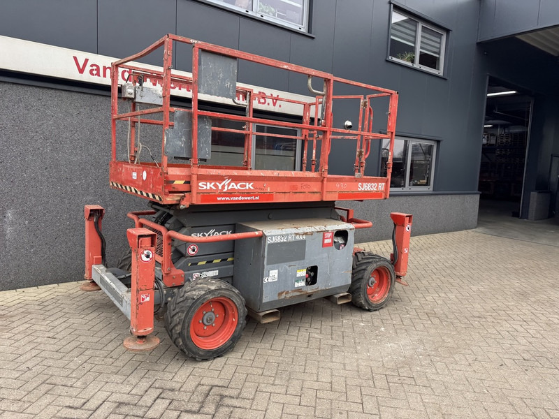 Skyjack SJ 6832RT Schaarhoogwerker / Scissor / Arbeitsbuhne 2015 4X4 Kubota Diesel 12M Werkhoogte - Plataforma de tijeras: foto 2 Skyjack SJ 6832RT Schaarhoogwerker / Scissor / Arbeitsbuhne 2015 4X4 Kubota Diesel 12M Werkhoogte - Plataforma de tijeras: foto 2
