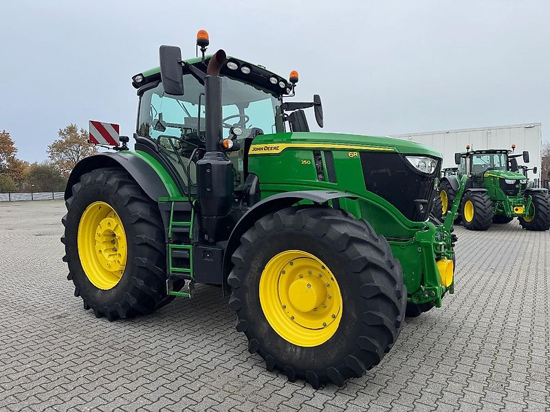 John Deere 6R250 AP 50KM COMMAND-PRO FH+FA 2022 2800 UUR!!! - Tractor: foto 3 John Deere 6R250 AP 50KM COMMAND-PRO FH+FA 2022 2800 UUR!!! - Tractor: foto 3