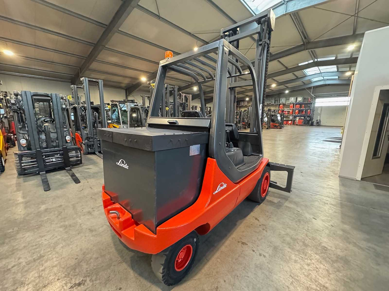 01/2017 LINDE E40 4.000KG DUPLEX 3RD VALVE 200CM SIDESHIFT ELECTRIC FORKLIFT - Carretilla elevadora: foto 5 01/2017 LINDE E40 4.000KG DUPLEX 3RD VALVE 200CM SIDESHIFT ELECTRIC FORKLIFT - Carretilla elevadora: foto 5
