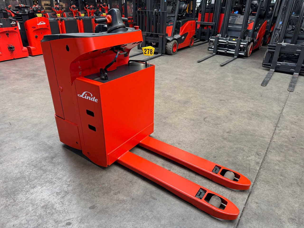 08/2024 LINDE T20SF 2.000KG PALLET TRUCK ANT STACKER 2.704 HOURS - Carretilla elevadora: foto 3 08/2024 LINDE T20SF 2.000KG PALLET TRUCK ANT STACKER 2.704 HOURS - Carretilla elevadora: foto 3