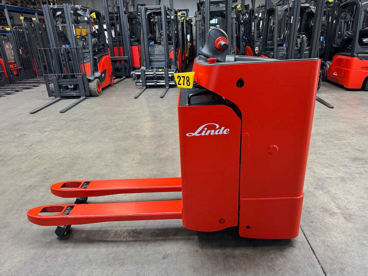 08/2024 LINDE T20SF 2.000KG PALLET TRUCK ANT STACKER 2.704 HOURS - Carretilla elevadora: foto 1 08/2024 LINDE T20SF 2.000KG PALLET TRUCK ANT STACKER 2.704 HOURS - Carretilla elevadora: foto 1