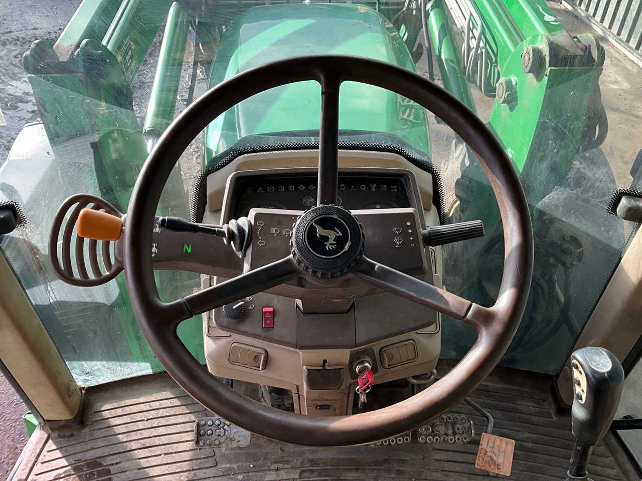 Tractor 2001 JOHN DEERE 6220 FOUR WHEEL DRIVE FARM TRACTOR: foto 15 Tractor 2001 JOHN DEERE 6220 FOUR WHEEL DRIVE FARM TRACTOR: foto 15