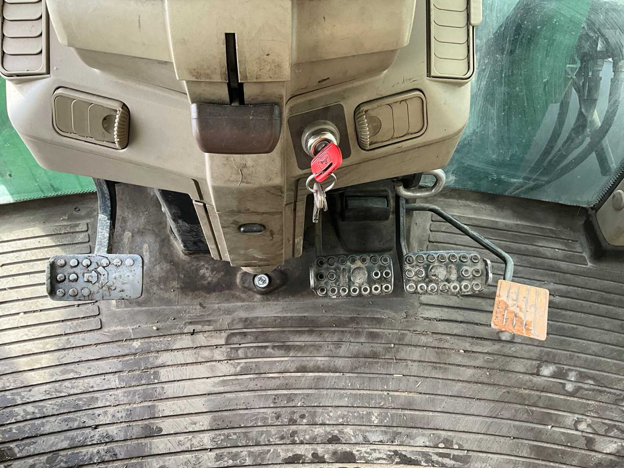 Tractor 2001 JOHN DEERE 6220 FOUR WHEEL DRIVE FARM TRACTOR: foto 17 Tractor 2001 JOHN DEERE 6220 FOUR WHEEL DRIVE FARM TRACTOR: foto 17