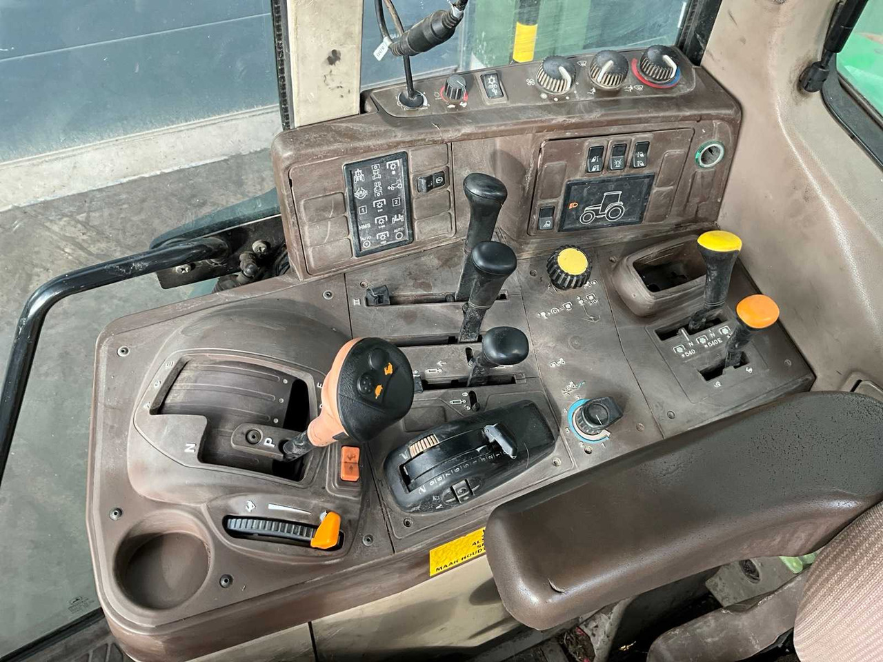 Tractor 2001 JOHN DEERE 6220 FOUR WHEEL DRIVE FARM TRACTOR: foto 21 Tractor 2001 JOHN DEERE 6220 FOUR WHEEL DRIVE FARM TRACTOR: foto 21