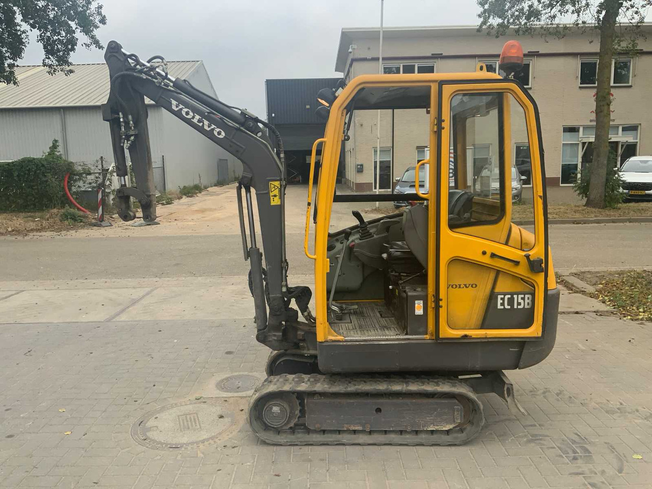 2005 VOLVO EC15B XR MINI EXCAVATOR WITH CW05 QUICK COUPLER AND 3 EXCAVATOR BUCKETS - Miniexcavadora: foto 2 2005 VOLVO EC15B XR MINI EXCAVATOR WITH CW05 QUICK COUPLER AND 3 EXCAVATOR BUCKETS - Miniexcavadora: foto 2