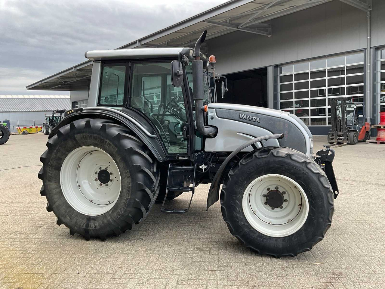2006 VALTRA N141 HITECH ALL-WHEEL DRIVE FARM TRACTOR - Tractor: foto 5 2006 VALTRA N141 HITECH ALL-WHEEL DRIVE FARM TRACTOR - Tractor: foto 5