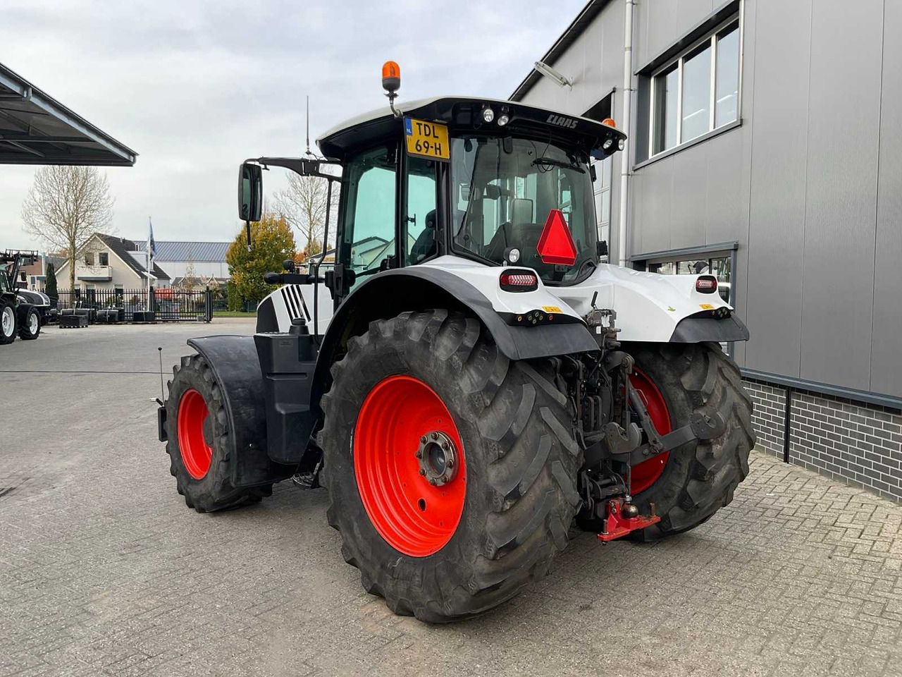 Tractor 2013 CLAAS ARION 630 ALL-WHEEL DRIVE FARM TRACTOR: foto 7 Tractor 2013 CLAAS ARION 630 ALL-WHEEL DRIVE FARM TRACTOR: foto 7