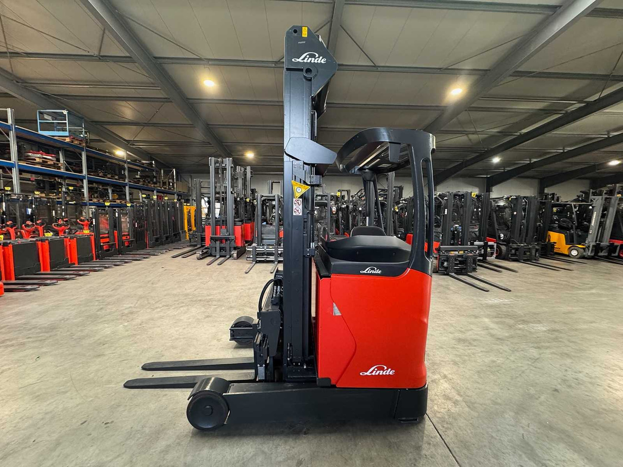 2017 LINDE R16 1.600KG TRIPLEX 700CM FORK ADJUSTER FORKLIFT ELECTRIC FORKLIFT REACH TRUCK - Carretilla elevadora: foto 2 2017 LINDE R16 1.600KG TRIPLEX 700CM FORK ADJUSTER FORKLIFT ELECTRIC FORKLIFT REACH TRUCK - Carretilla elevadora: foto 2