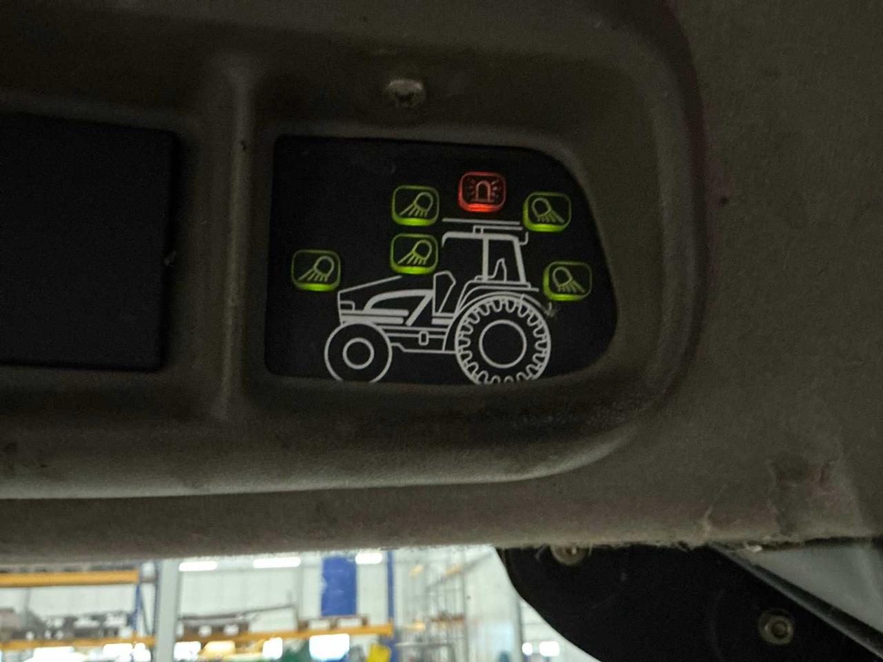 Tractor CASE IH MXU125 ALL-WHEEL DRIVE FARM TRACTOR: foto 25