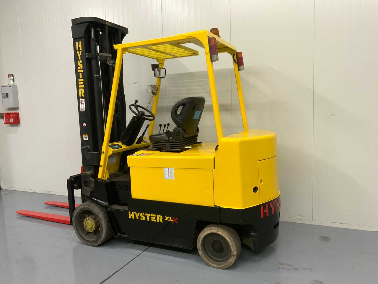 HYSTER - E4.50XLS - FORKLIFT, BATTERY CHARGER, SIDE SHIFT WITH SCALE - Carretilla elevadora: foto 3 HYSTER - E4.50XLS - FORKLIFT, BATTERY CHARGER, SIDE SHIFT WITH SCALE - Carretilla elevadora: foto 3