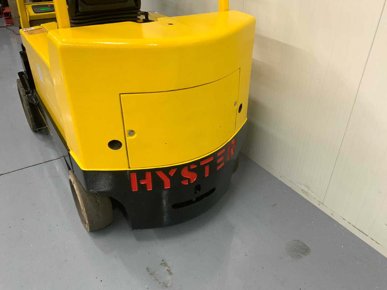 HYSTER - E4.50XLS - FORKLIFT, BATTERY CHARGER, SIDE SHIFT WITH SCALE - Carretilla elevadora: foto 5 HYSTER - E4.50XLS - FORKLIFT, BATTERY CHARGER, SIDE SHIFT WITH SCALE - Carretilla elevadora: foto 5