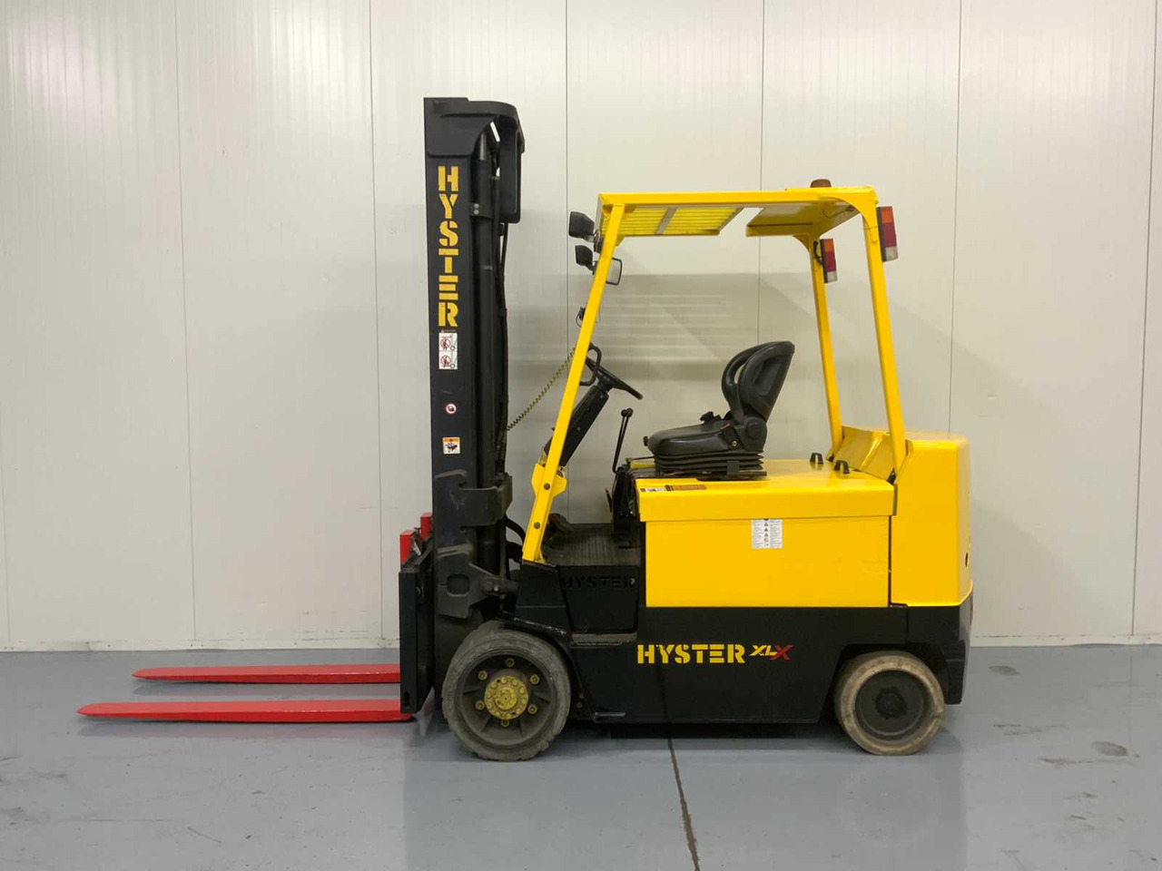 HYSTER - E4.50XLS - FORKLIFT, BATTERY CHARGER, SIDE SHIFT WITH SCALE - Carretilla elevadora: foto 2 HYSTER - E4.50XLS - FORKLIFT, BATTERY CHARGER, SIDE SHIFT WITH SCALE - Carretilla elevadora: foto 2