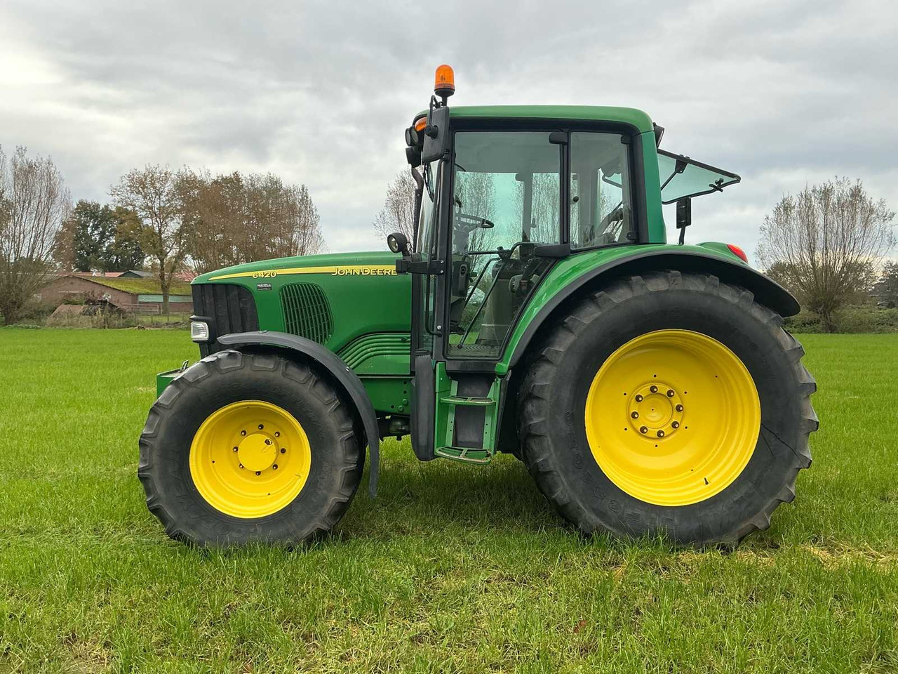 John Deere JOHN DEERE - 2005 - 6420 M - ALL-WHEEL DRIVE FARM TRACTOR - Tractor: foto 3 John Deere JOHN DEERE - 2005 - 6420 M - ALL-WHEEL DRIVE FARM TRACTOR - Tractor: foto 3