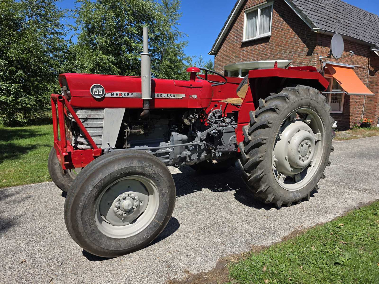 Massey Ferguson 155 - Tractor: foto 1 Massey Ferguson 155 - Tractor: foto 1