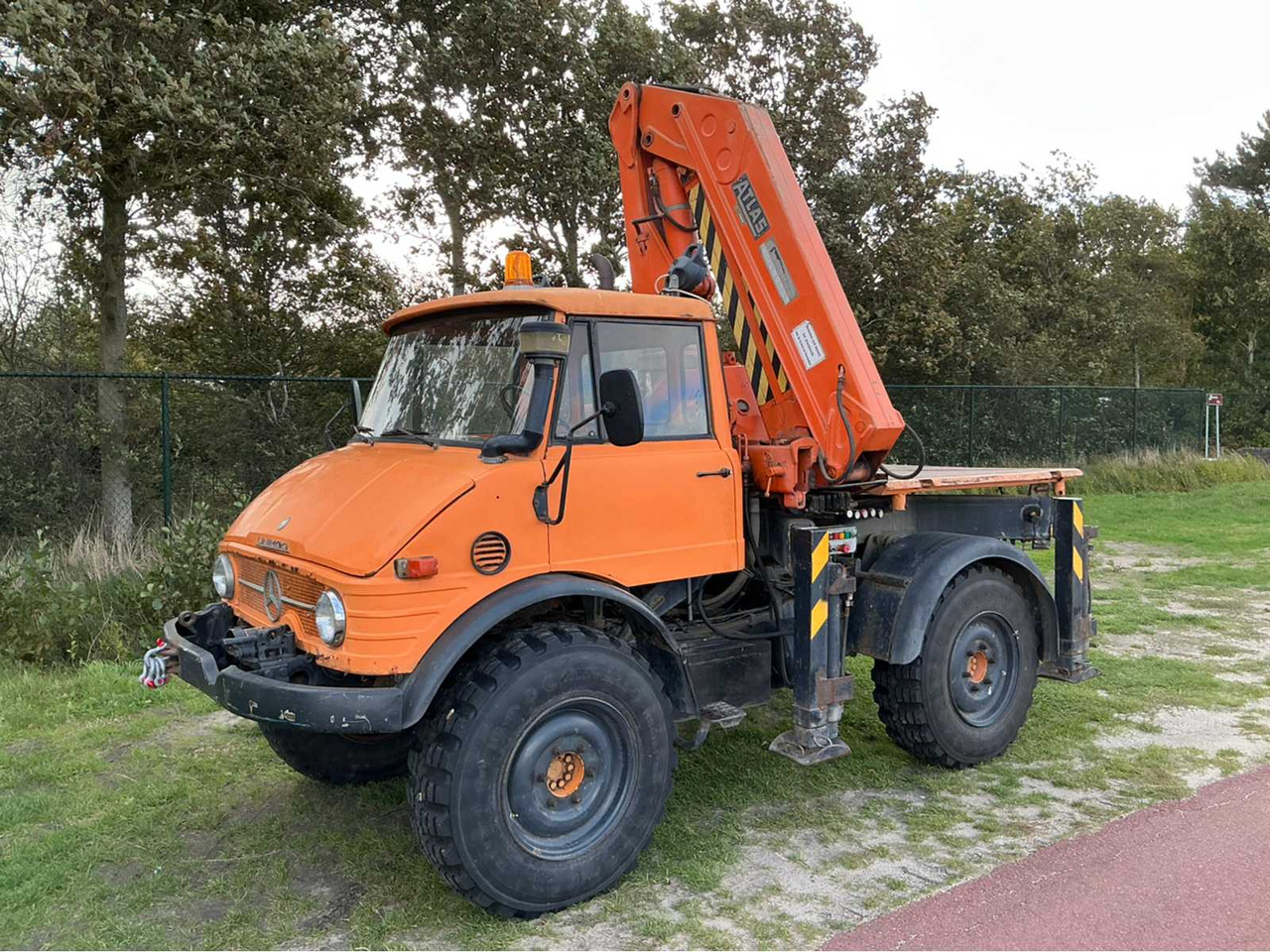 Mercedes-benz Unimog 406 - Remolque agrícola: foto 1 Mercedes-benz Unimog 406 - Remolque agrícola: foto 1