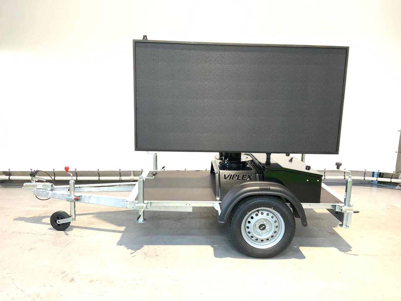 Viplex tekstkar P8 ledscherm op aanhangwagen - Otros maquinaria: foto 2 Viplex tekstkar P8 ledscherm op aanhangwagen - Otros maquinaria: foto 2