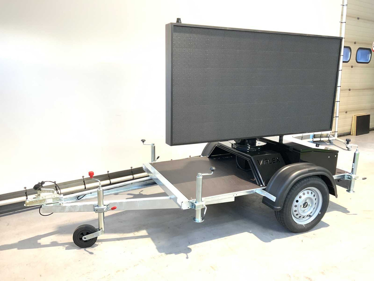 Viplex tekstkar P8 ledscherm op aanhangwagen - Otros maquinaria: foto 1 Viplex tekstkar P8 ledscherm op aanhangwagen - Otros maquinaria: foto 1