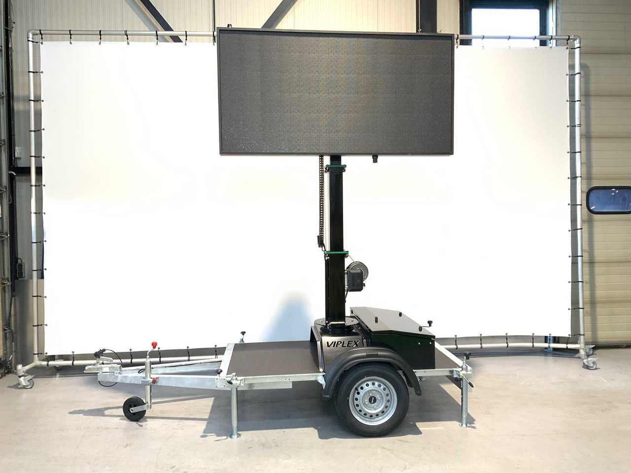 Viplex tekstkar P8 ledscherm op aanhangwagen - Otros maquinaria: foto 4 Viplex tekstkar P8 ledscherm op aanhangwagen - Otros maquinaria: foto 4