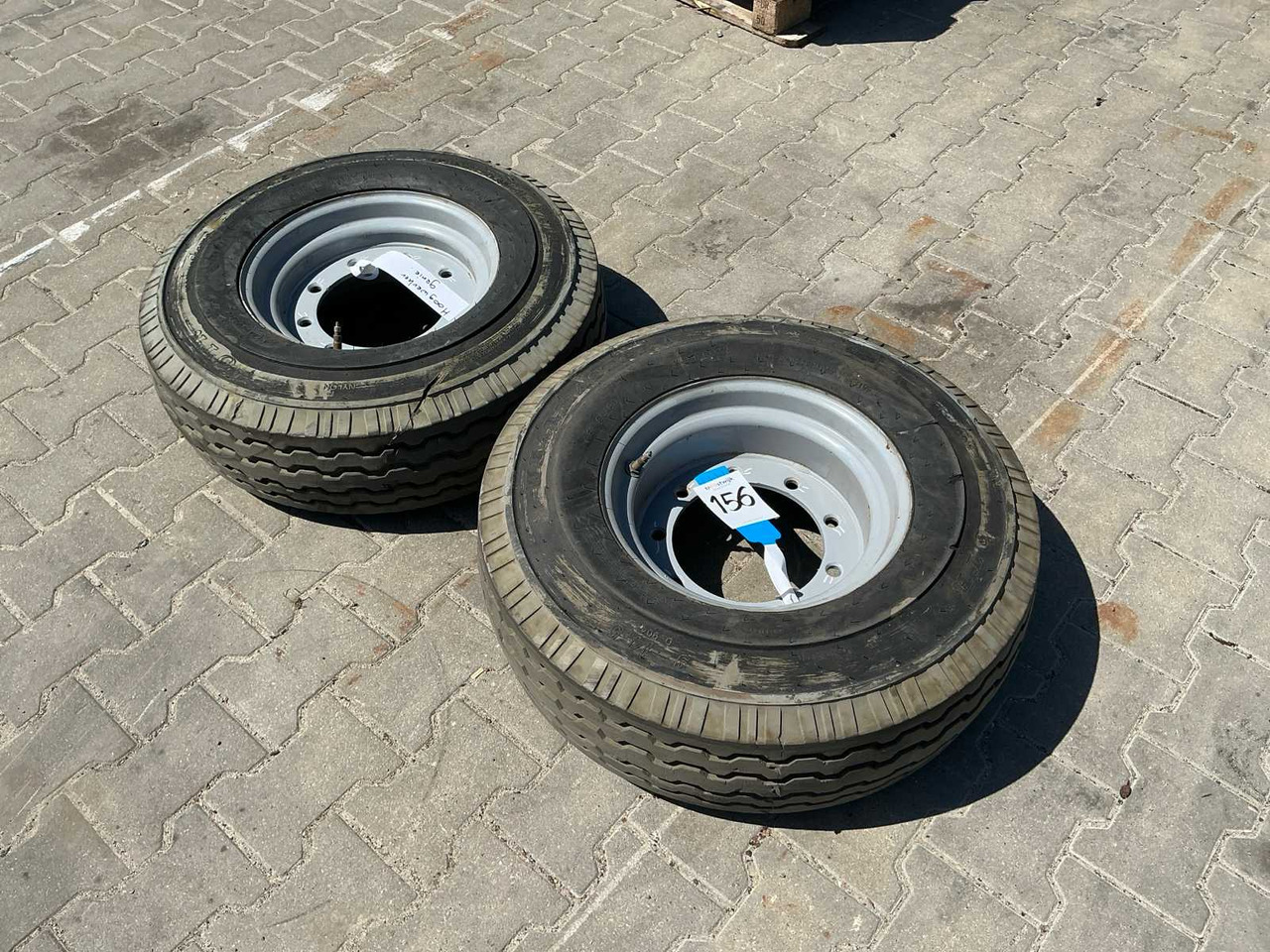 Wheel / tire on rim for Genie aerial platform (2x) - Neumáticos y llantas para Tractor: foto 1 Wheel / tire on rim for Genie aerial platform (2x) - Neumáticos y llantas para Tractor: foto 1