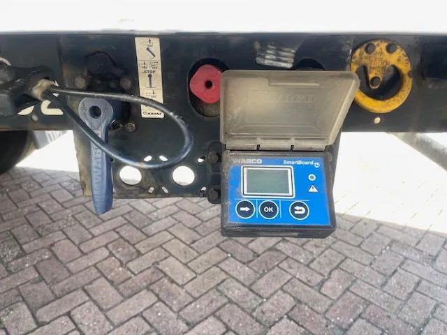 Krone SD THERMO KING Tail lift Lift axel - Semirremolque frigorífico: foto 4 Krone SD THERMO KING Tail lift Lift axel - Semirremolque frigorífico: foto 4