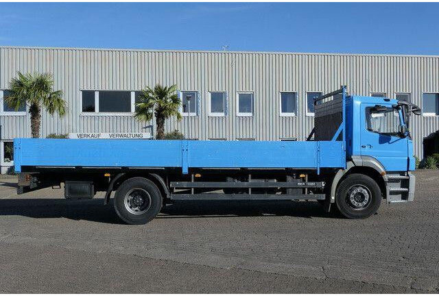Mercedes-Benz 1824 L Axor 4x2, 3. Sitz, AHK, Gerüstbau, Klima - Camión caja abierta: foto 4 Mercedes-Benz 1824 L Axor 4x2, 3. Sitz, AHK, Gerüstbau, Klima - Camión caja abierta: foto 4