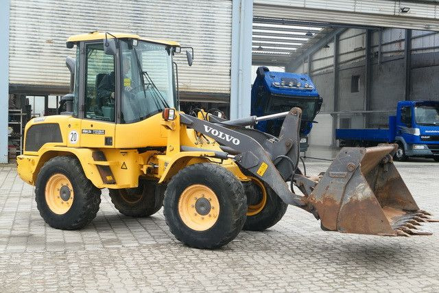 Volvo L30G, 4+1 Schaufel, Palettengabel, Hydr. S.W.S. - Cargadora de ruedas: foto 2 Volvo L30G, 4+1 Schaufel, Palettengabel, Hydr. S.W.S. - Cargadora de ruedas: foto 2