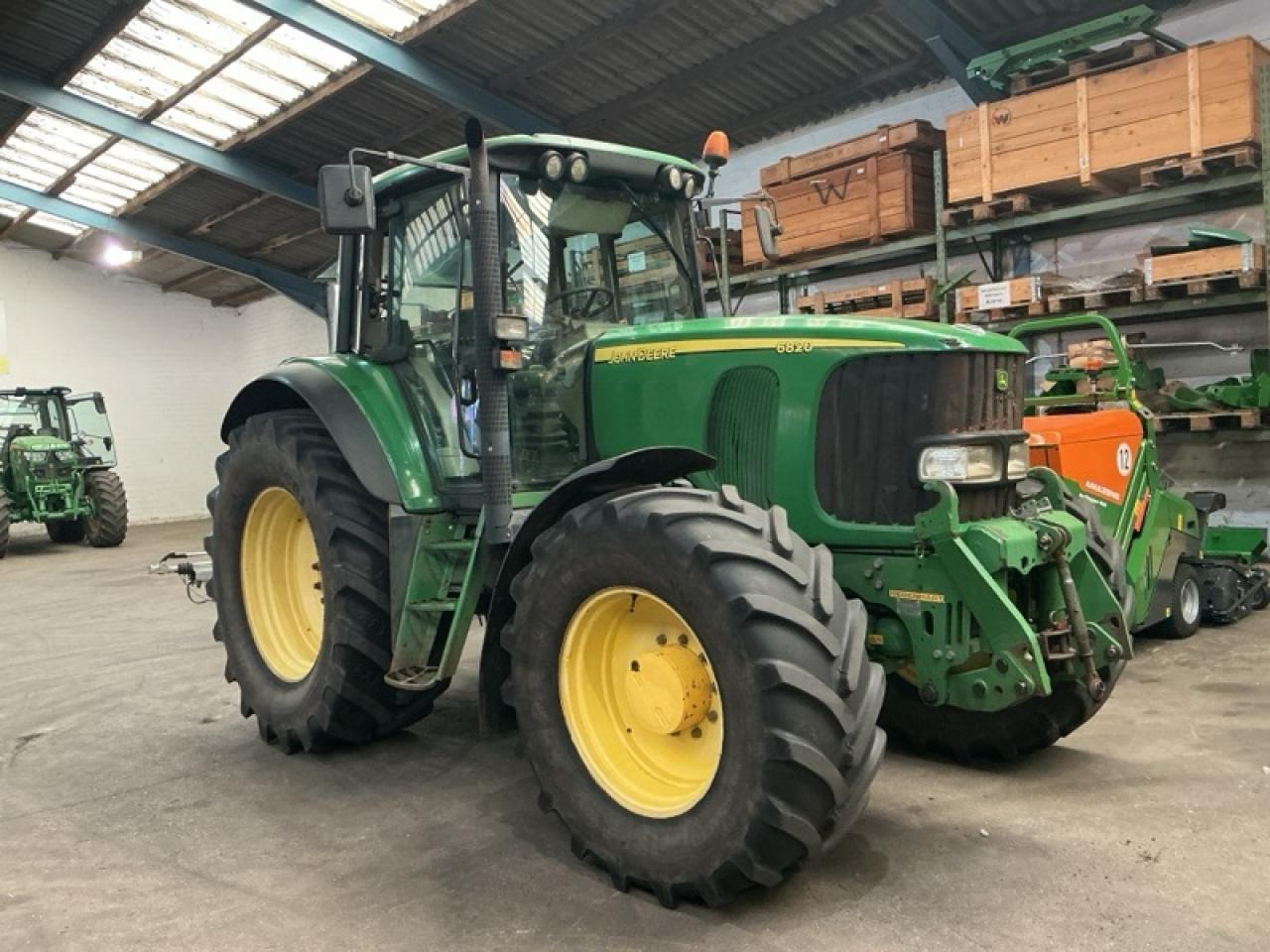 John Deere 6820 - Tractor: foto 1 John Deere 6820 - Tractor: foto 1